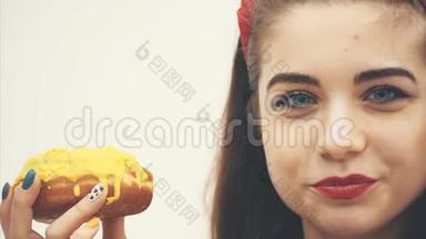 一个可爱的小女孩的嘴脸，<strong>诱人</strong>地品尝着<strong>美味</strong>的黄色甜甜圈，微笑着。 开心的脸